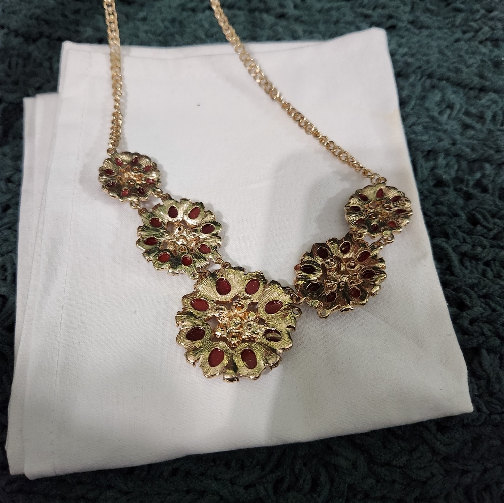 Elegant Floral Necklace with Red and Gold Accents - Picture 4 of 6